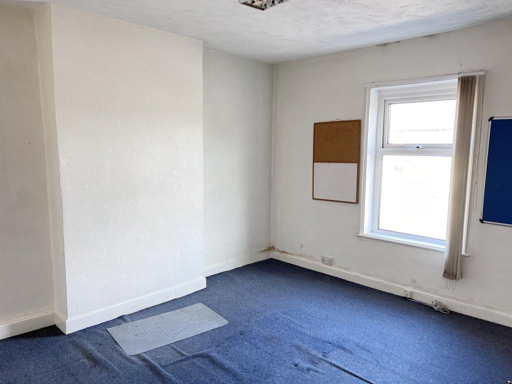 Lot: 91 - FREEHOLD DEVELOPMENT SITE - First floor office room at front of building